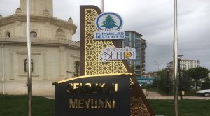 ALÜMİNYUM ZEMİN ÜZERİNE PASLANMAZ ALTIN KROM HARF TABELA ZEMİNE LED AYDINLATMALI