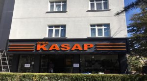 KOMPOZİT ZEMİN ÜZERİNE KENARLARI ALÜMİNYUM ÖN YÜZÜ PLEKSİ İÇTEN LED AYDINLATMALI KUTU HARF TABELA