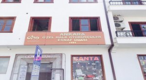 KOMPOZİT ZEMİN ÜZERİ IŞIKSIZ ALTIN KROM KUTU HARF TABELA