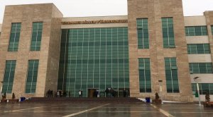 PASLANMAZ BORU IZGARALARI ÜZERİNE İÇTEN LED AYDINLATMALI KENARLARI ALÜMİNYUM ÖN YÜZ PLEKSİ FİLELİ KUTU HARF TABELA
