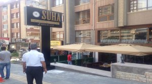 PROFİL ŞASELİ ALÜMİNYUM ZEMİN ÜZERİNE ALÜMİNYUM KUTU HARF ZEMİNE LED AYDINLATMALI TOTEM